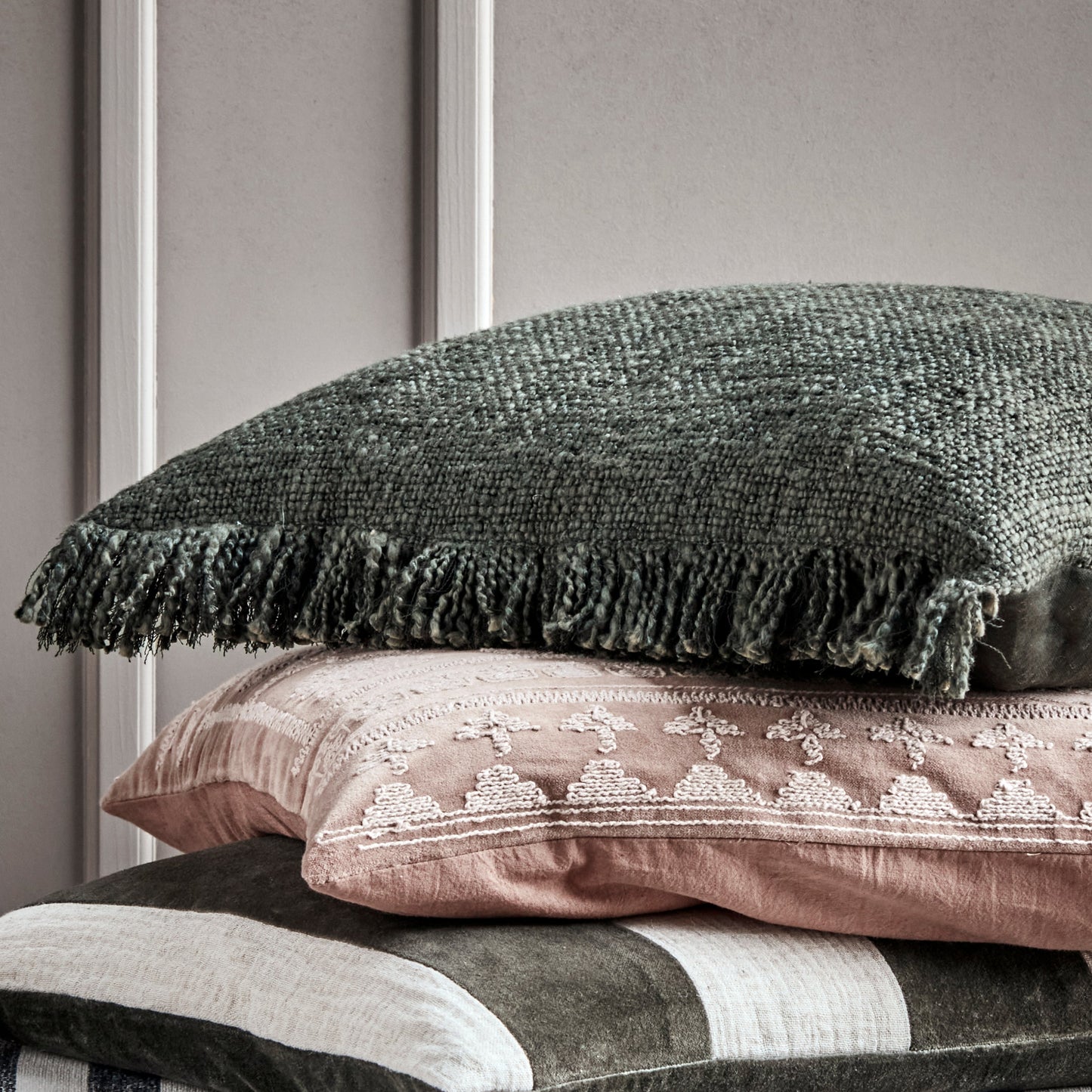 Pava Dark Grey Csuhion